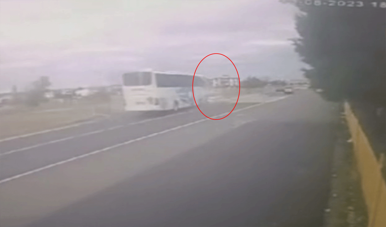 Otobüsle otomobilin kaza anı kamerada! 1 kişi hayatını kaybetti