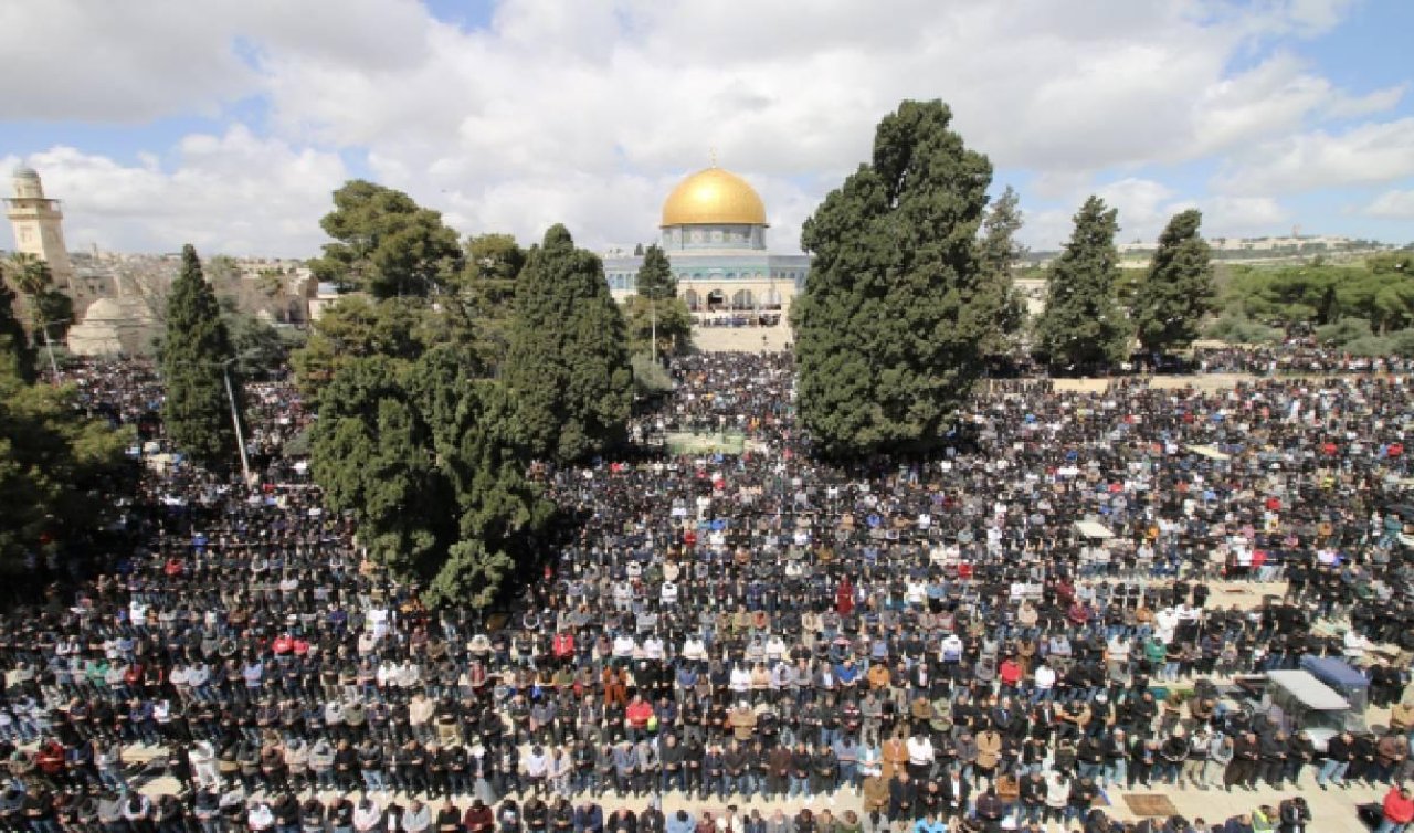  125 bin Filistinli ramazan ayının üçüncü cuma namazını Mescid-i Aksa’da kıldı