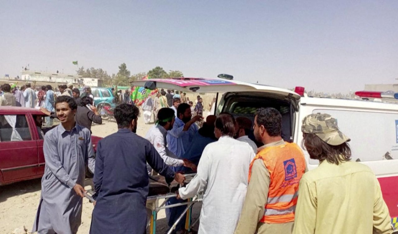 Pakistan’da meydana gelen otobüs kazasında 17 kişi öldü