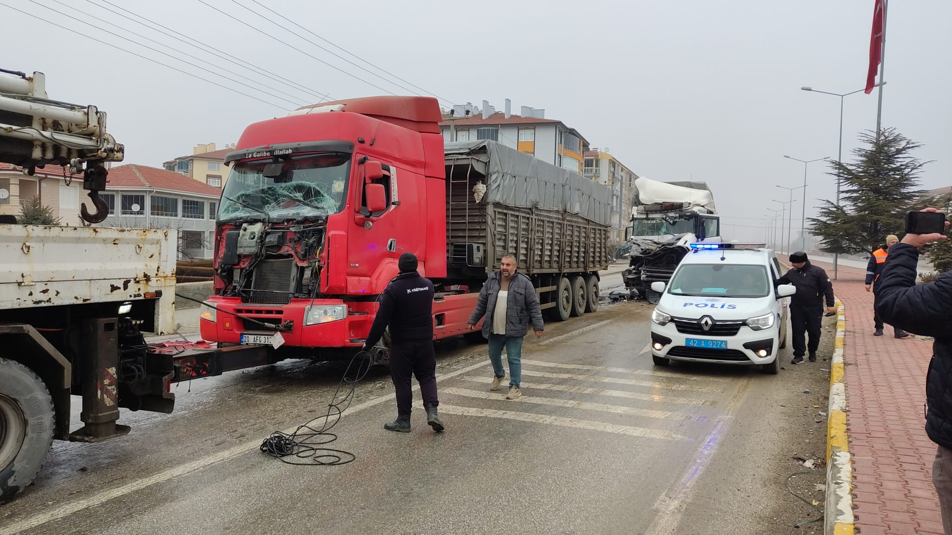 Konyada zincirleme trafik kazası 3 tır birbirine girdi