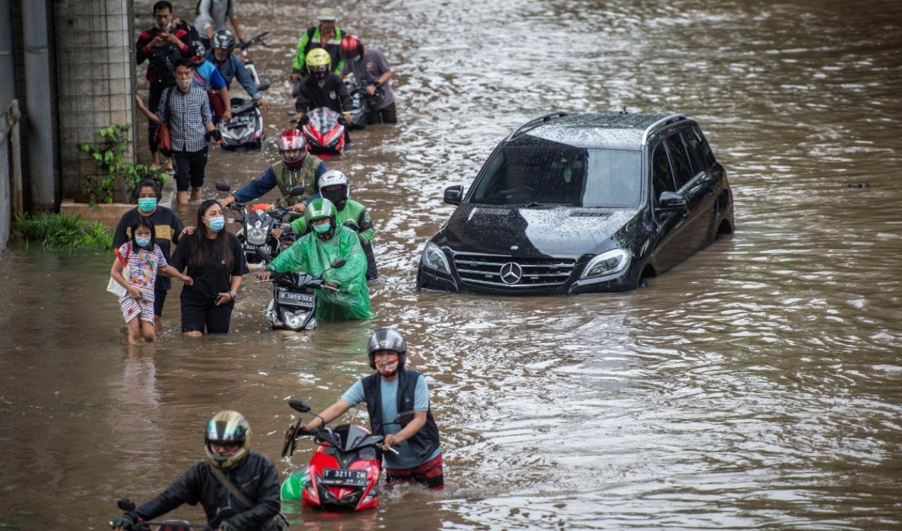 Endonezya’da sel ve toprak kayması: 15 ölü