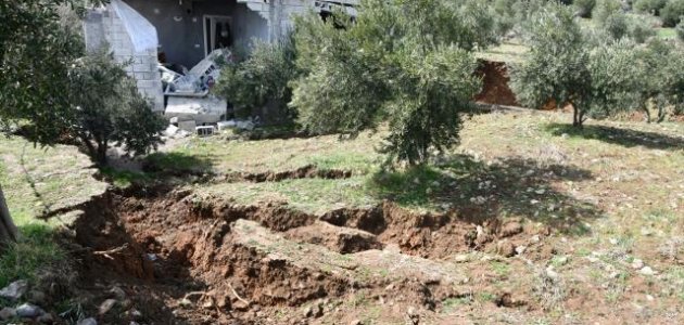  Deprem bölgesindeki ev arazide oluşan yarığa gömüldü