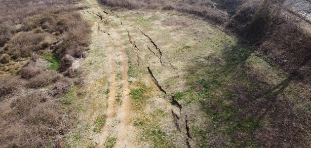  Osmaniye’de deprem nedeniyle tarlada yarık ve göçük oluştu