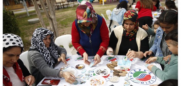  Depremzede kadınlar magnet yapıp gelir elde etti