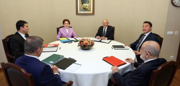  Meral Akşener oyuna geri döndü