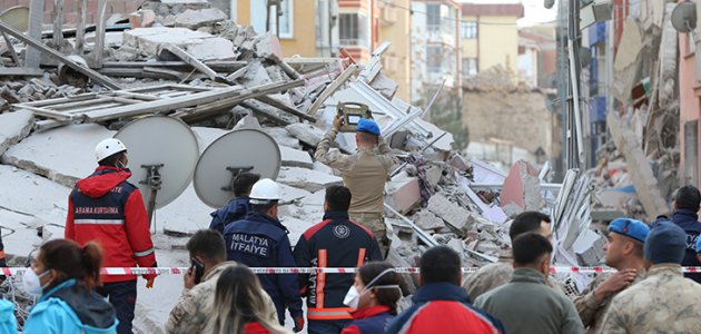  Malatya’da 5 katlı bina çöktü