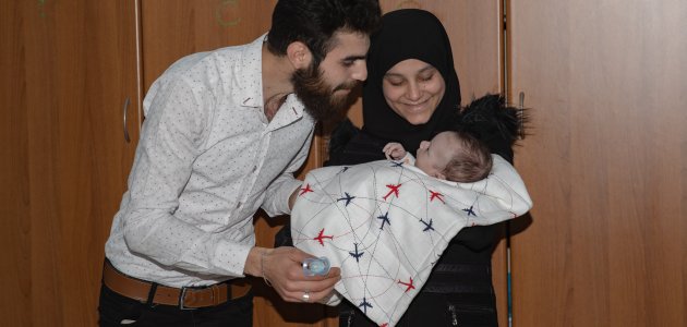 Depremzede aile bebeklerine Konya’da kavuştu