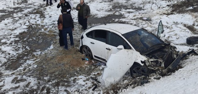 Seydişehir’de otomobil şarampole devrildi: 2 yaralı