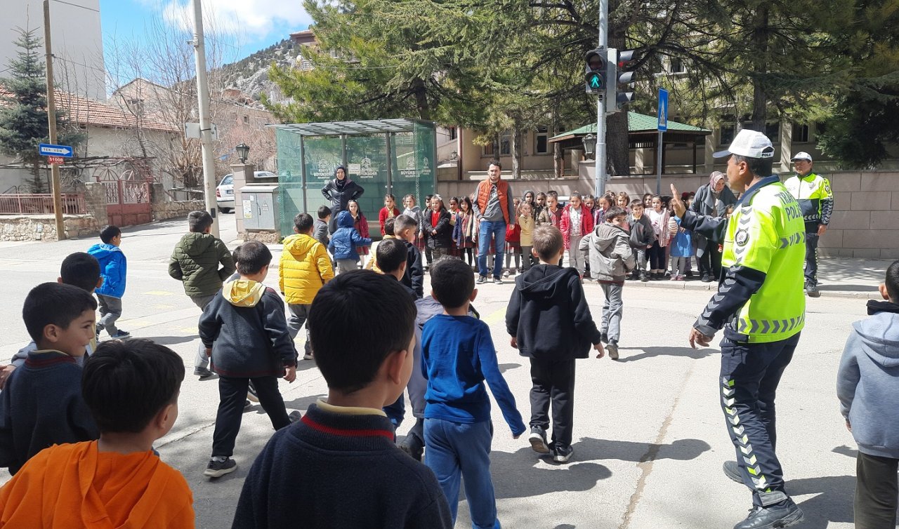 Konya’da ilkokul öğrencilerine uygulamalı trafik eğitimi 