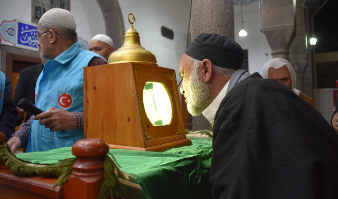  Sakal-ı Şerif ziyarete açıldı! Vatandaşlar uzun kuyruklar oluşturdu