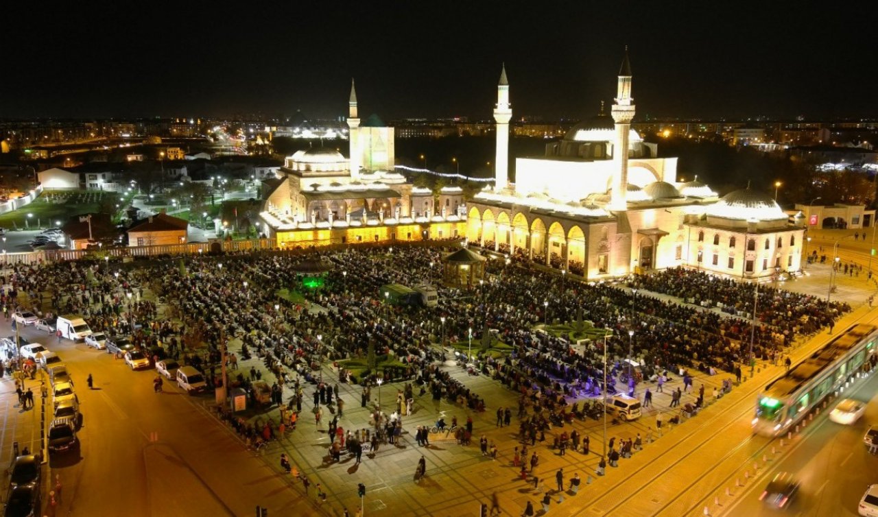  Konya’da Kadir Gecesi dualarla idrak edildi