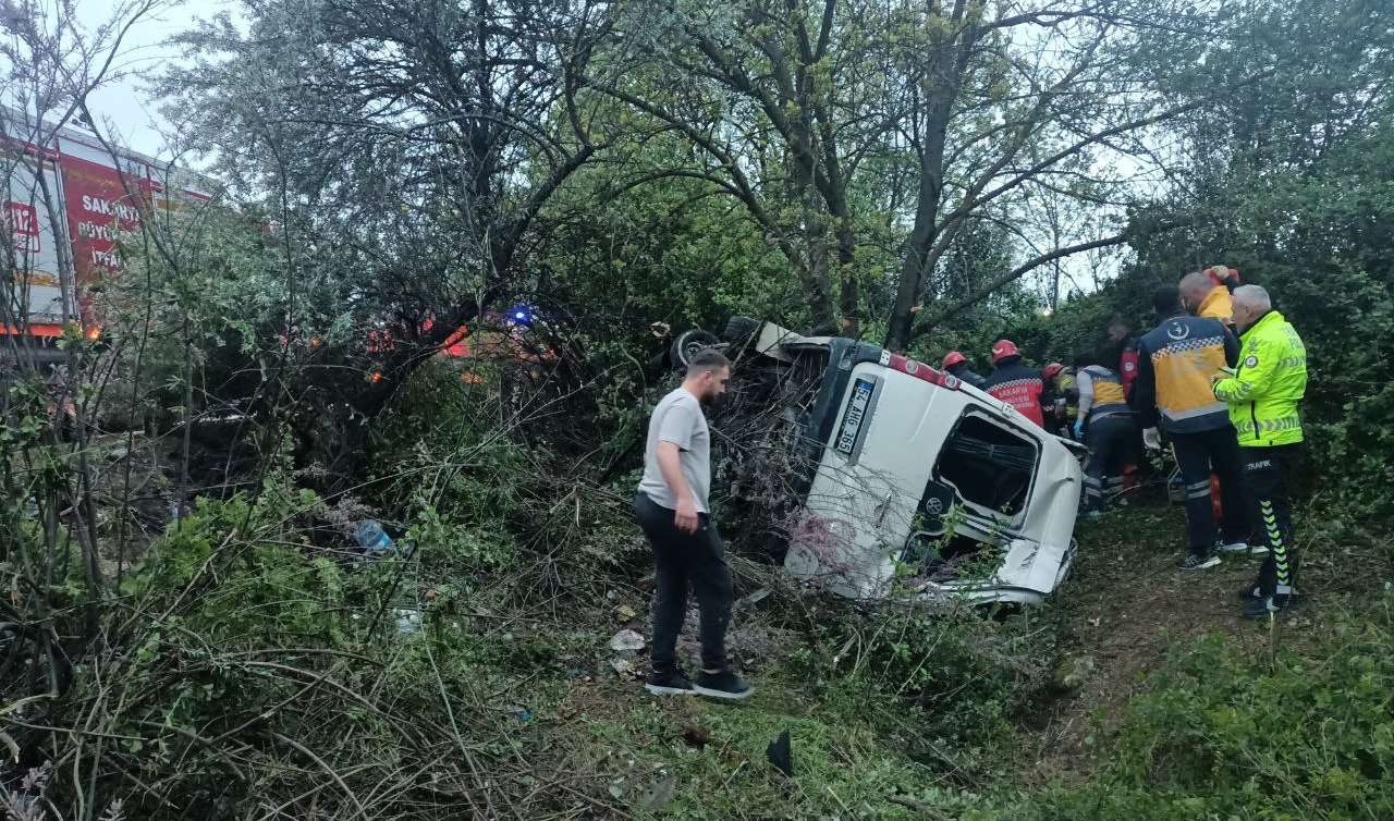  Servis minibüsü devrildi: 13 yaralı