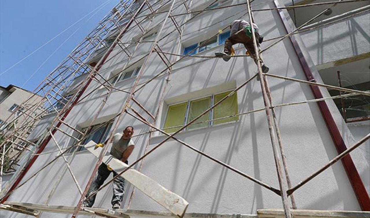  İnşaat iskelesi çöktü: 4 işçi yaralandı