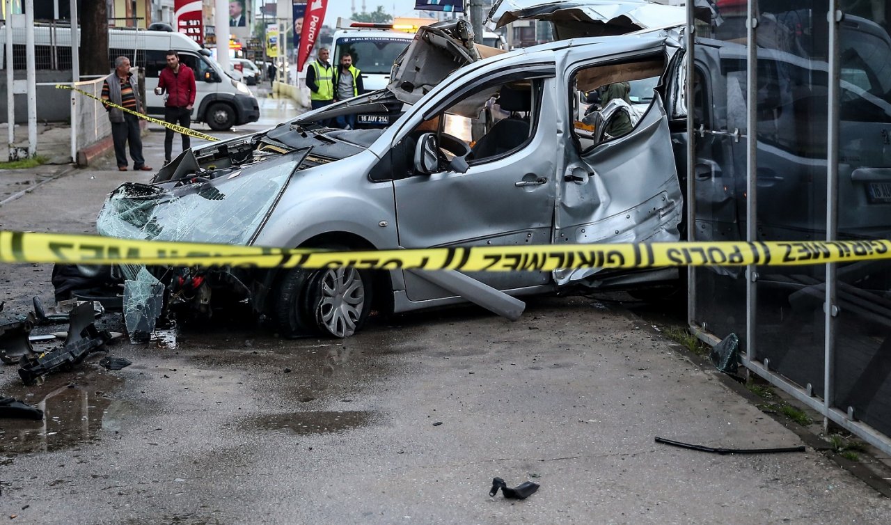  Kontrolden çıkan otomobil ikiye bölündü: 2 ölü