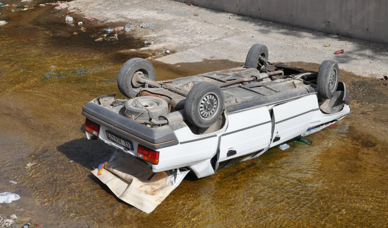 Konya’da kanala otomobil düştü:  2 yaralı