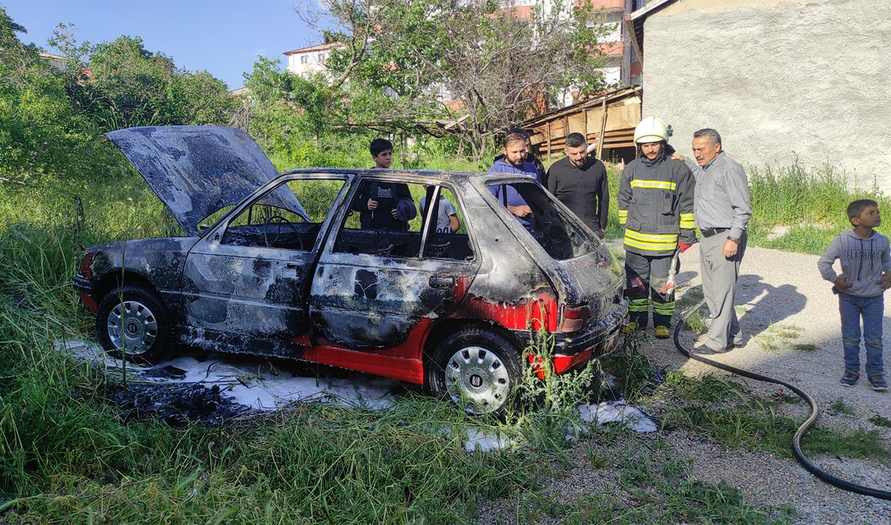 Konya’da park halindeki otomobil alev aldı