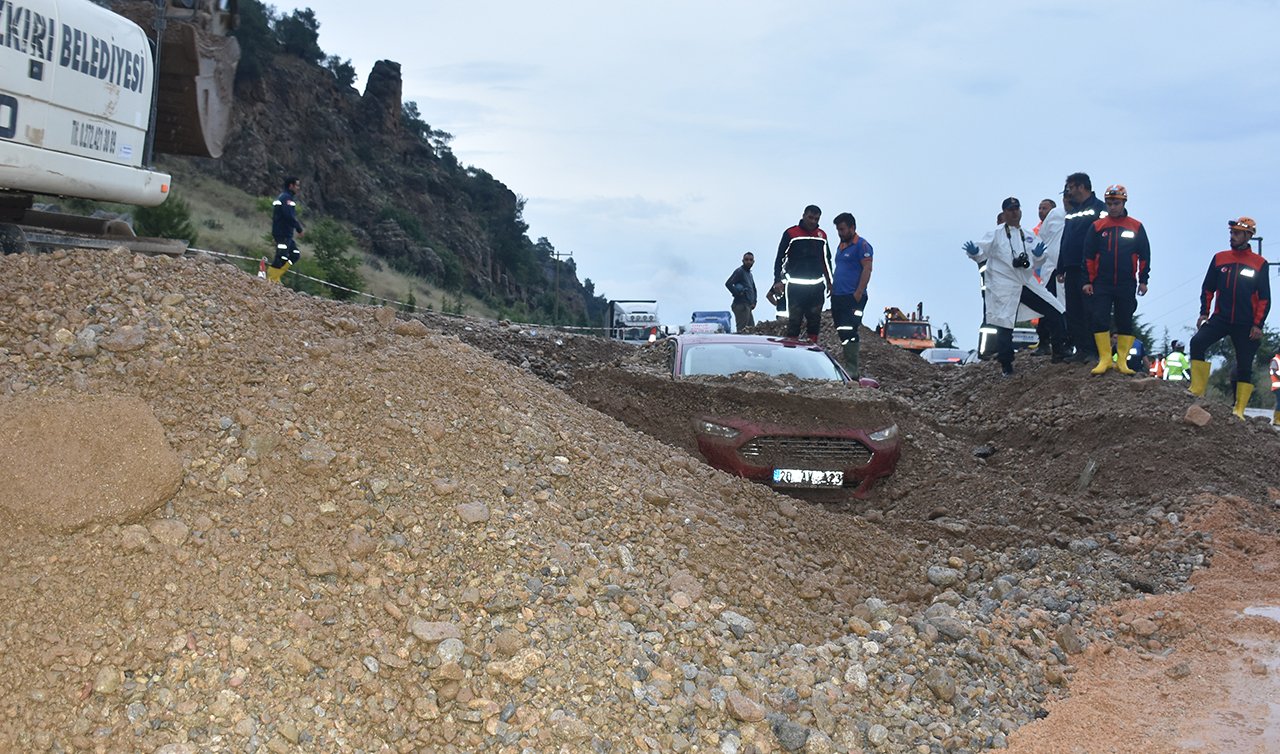  Heyelan nedeniyle 2 araç toprak yığını altında kaldı: 1 ölü, 1 yaralı