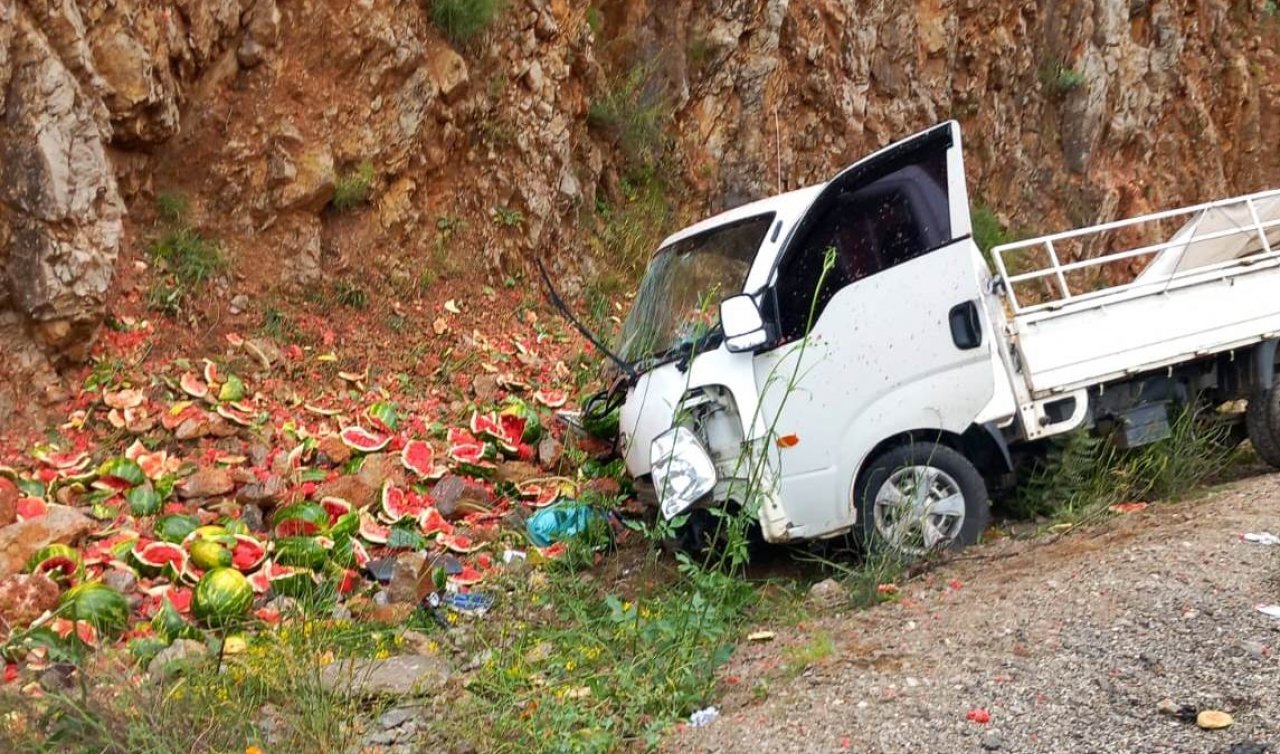 Konya’da sürücü hâkimiyetini kaybetti! Karpuzlar yola savruldu  