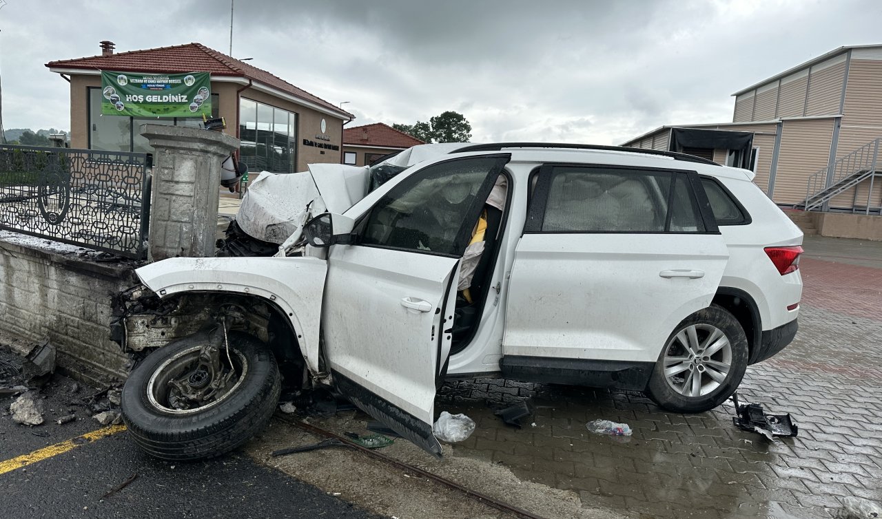  Kızını YKS’ye yetiştirmek isteyen babanın otomobili duvara çarptı