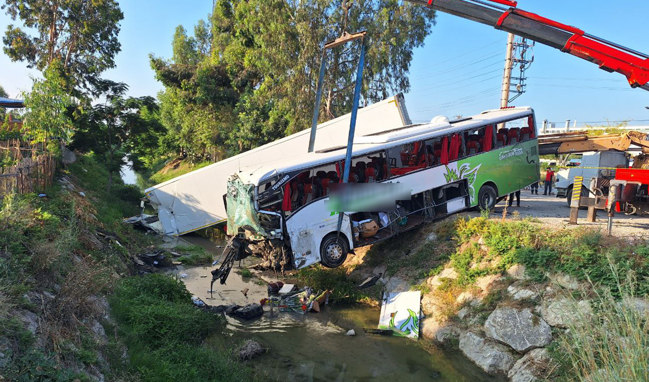  Yolcu otobüsü kamyonla çarpıştı1 kişi öldü 28 kişi yaralandı