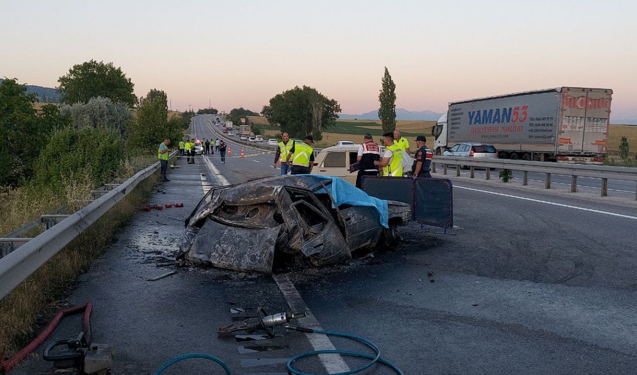  Trafik kazasında 3 kişi yanarak öldü