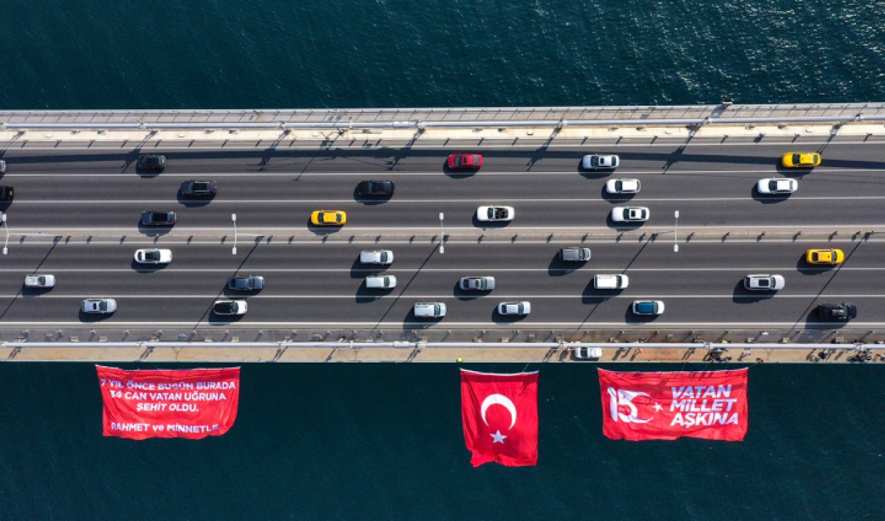  15 Temmuz Şehitler Köprüsü’ne Türk bayrağı asıldı