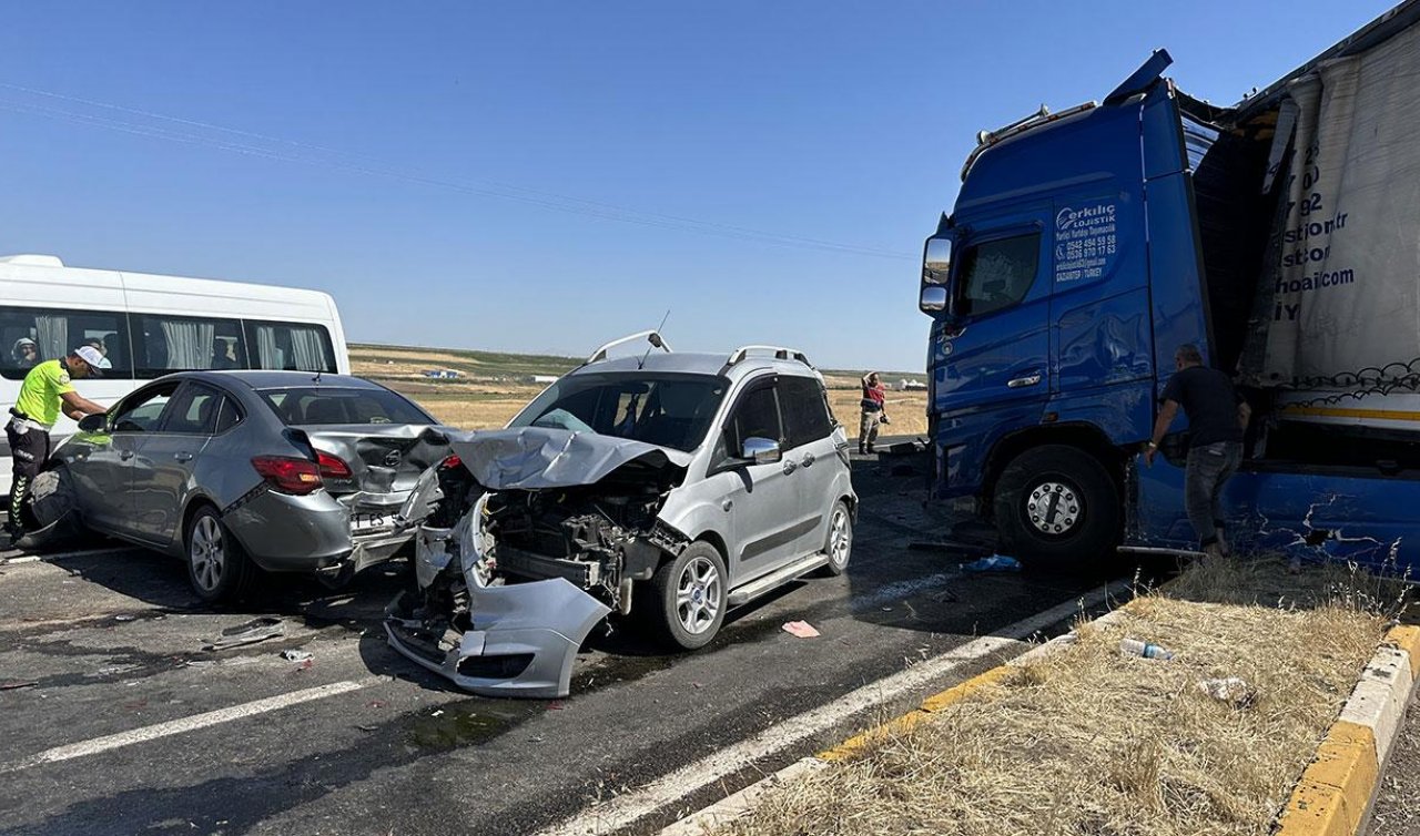  Hızını alamayan tır kırmızı ışıkta bekleyen araçlara çarptı: 6 yaralı