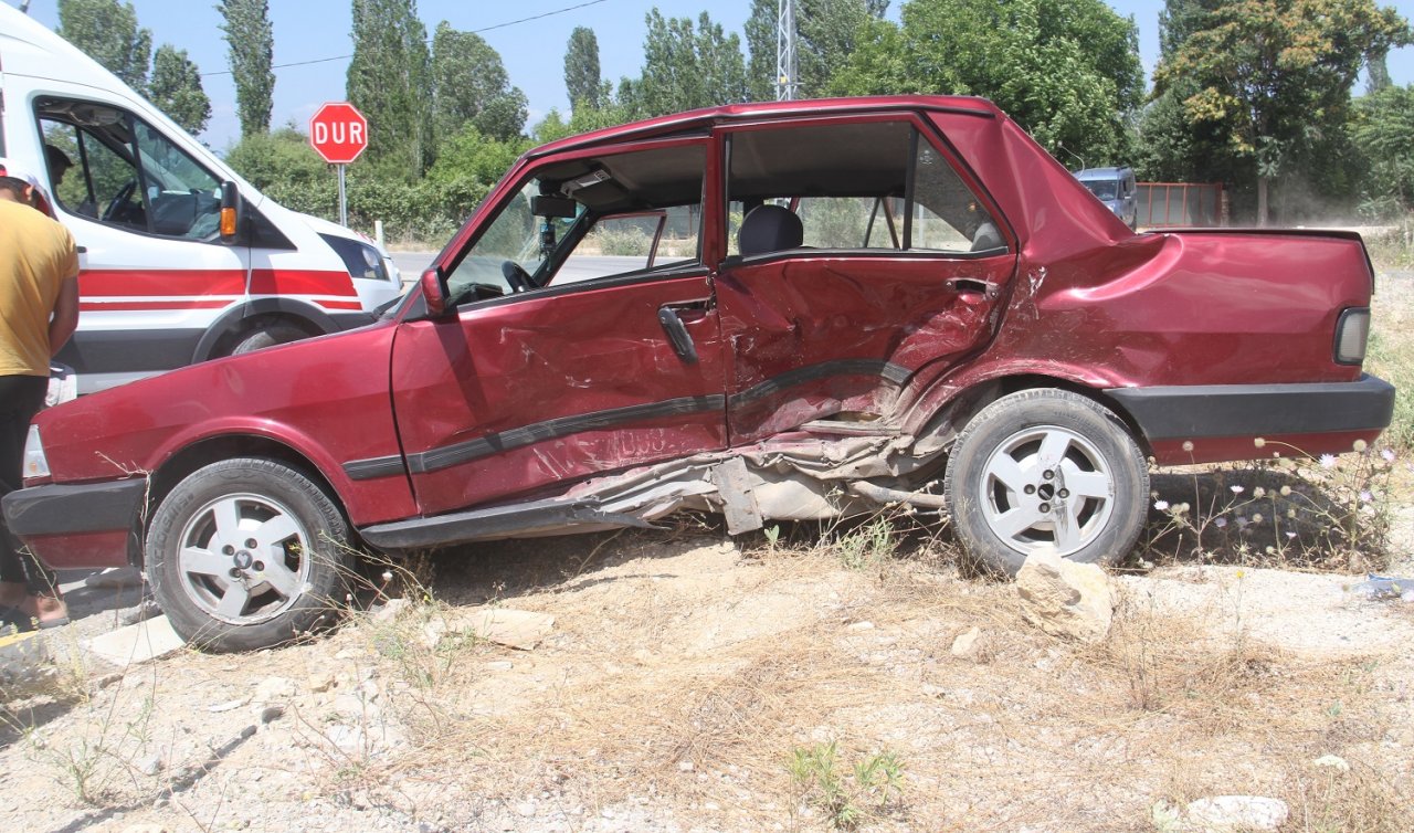  Konya’da iki otomobil kavşakta çarpıştı: 3 kişi yaralandı