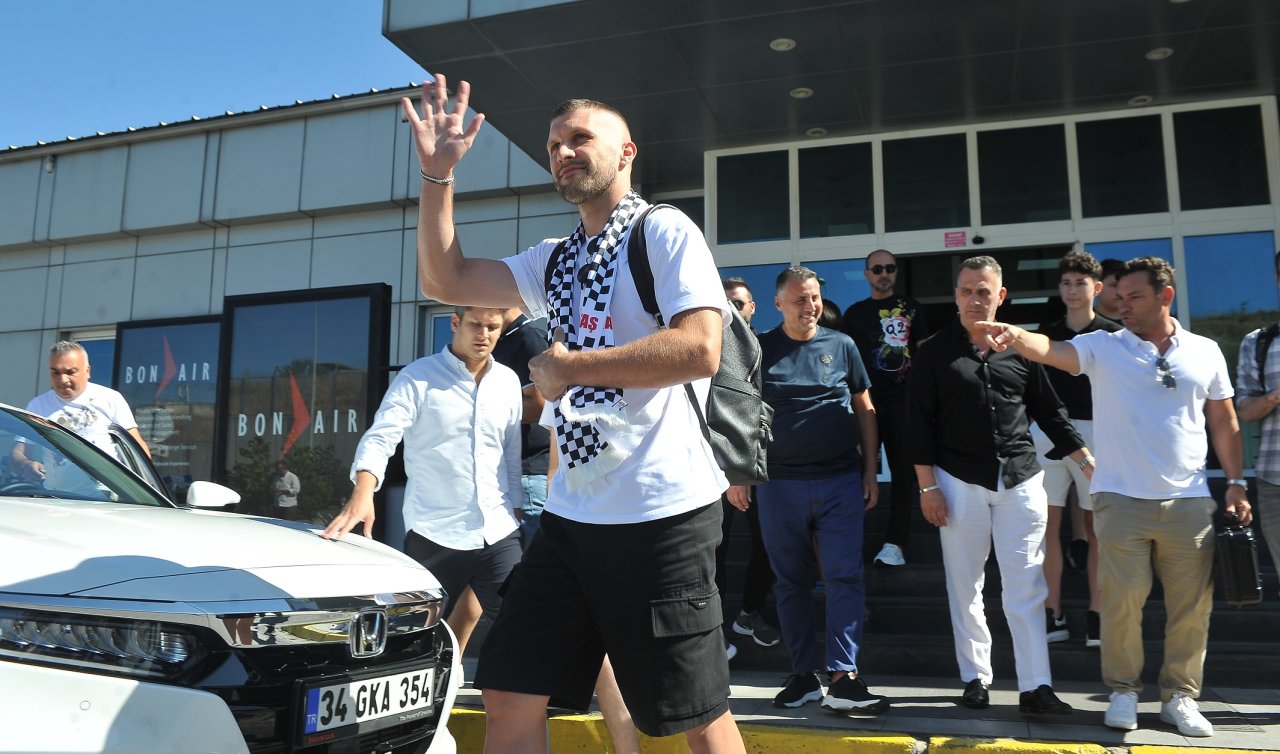  Ante Rebic Beşiktaş için İstanbul’a geldi