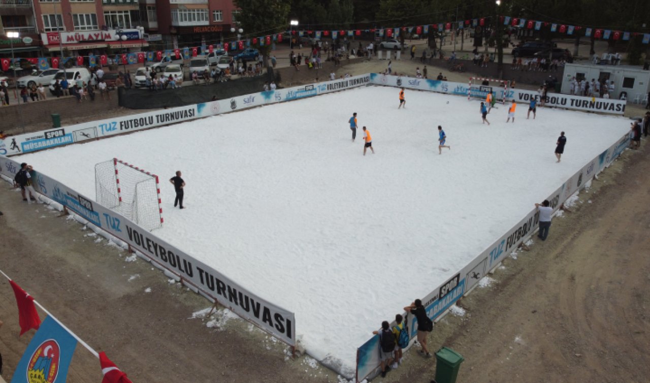  Çankırı’da tuzdan sahada futbol maçı yaptılar