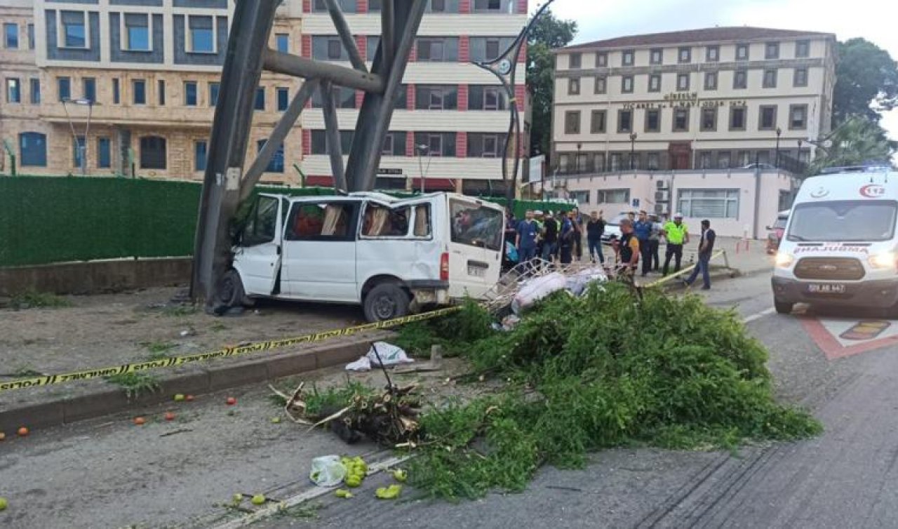  İşçilerin bulunduğu minibüs üst geçide çarptı: 1 ölü 13 yaralı