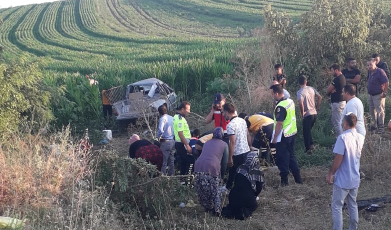  Feci kaza! Kamyonet tarlaya savruldu: 3 ölü 11 yaralı