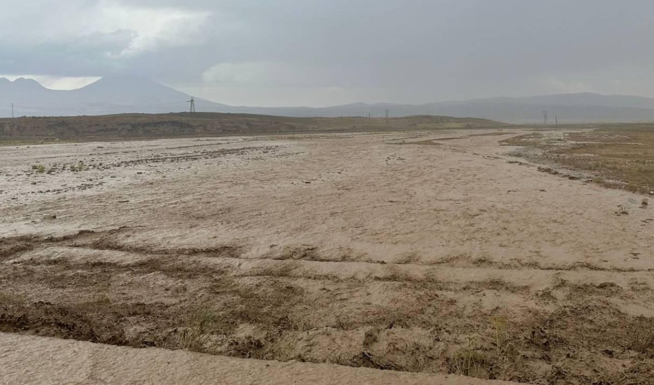  Sel nedeniyle Türkiye-İran kara yolu ulaşıma kapandı