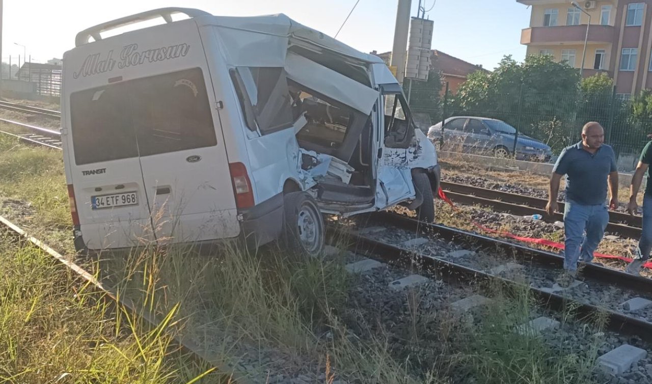  Yük treni minibüse çarptı