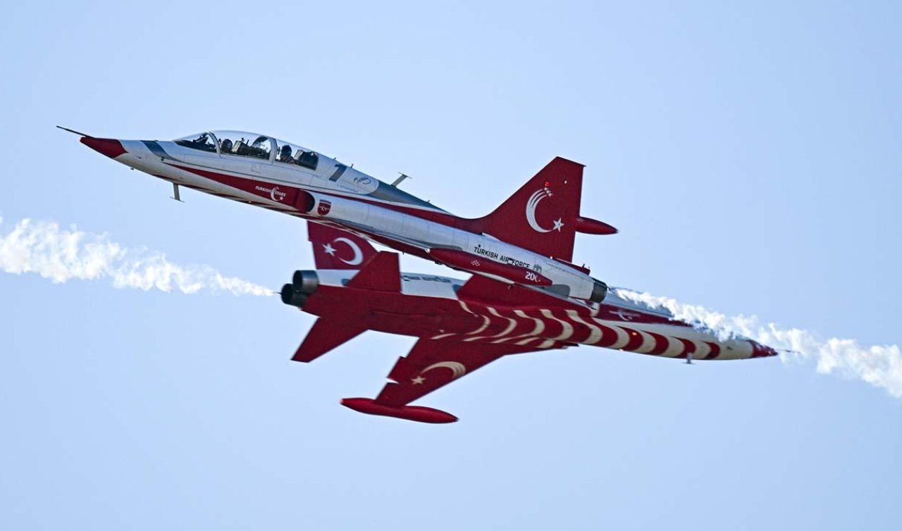  Türk Yıldızları İzmir’de gökyüzüne imzasını attı