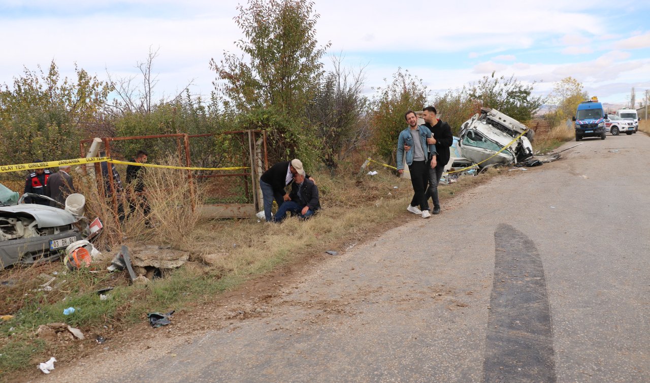  Kamyonetle hafif ticari araç çarpıştı; 2 ölü 3 yaralı 