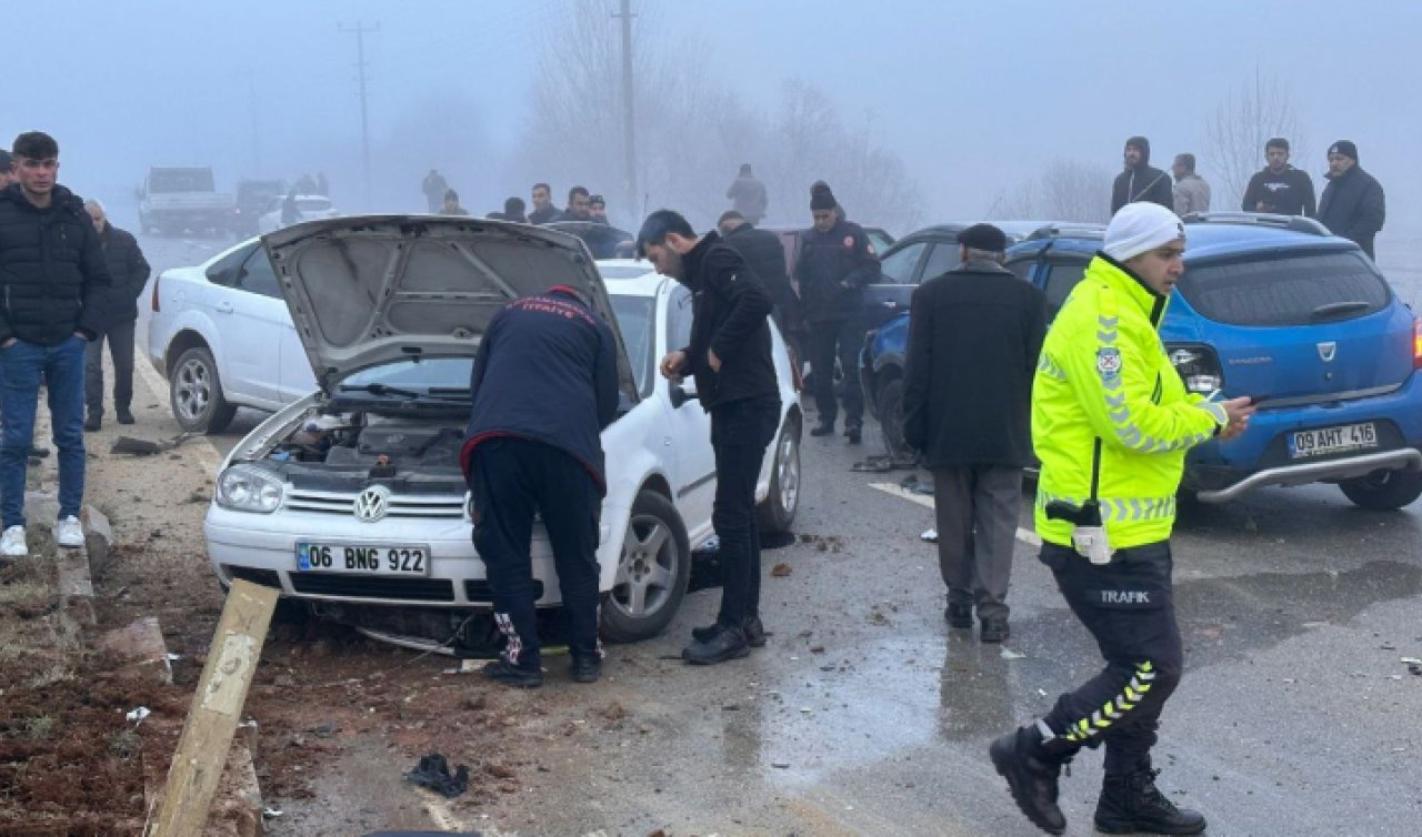  Yoğun sis zincirleme kazalara neden oldu: 15 yaralı