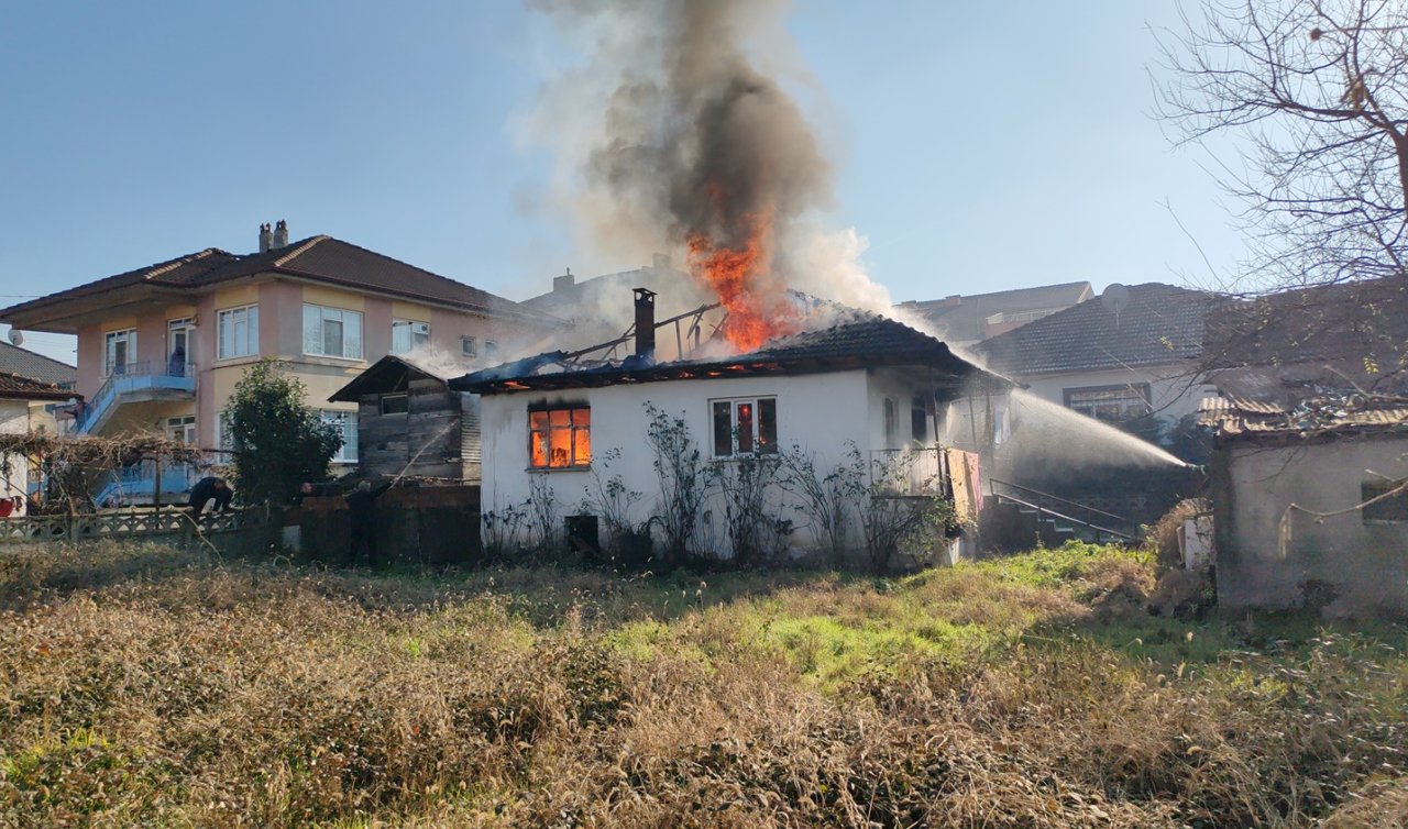  Felçli kadın ile oğlunu yanan evden komşuları kurtardı