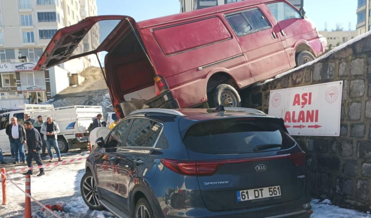  Park halindeki otomobilin üzerine minibüs düştü