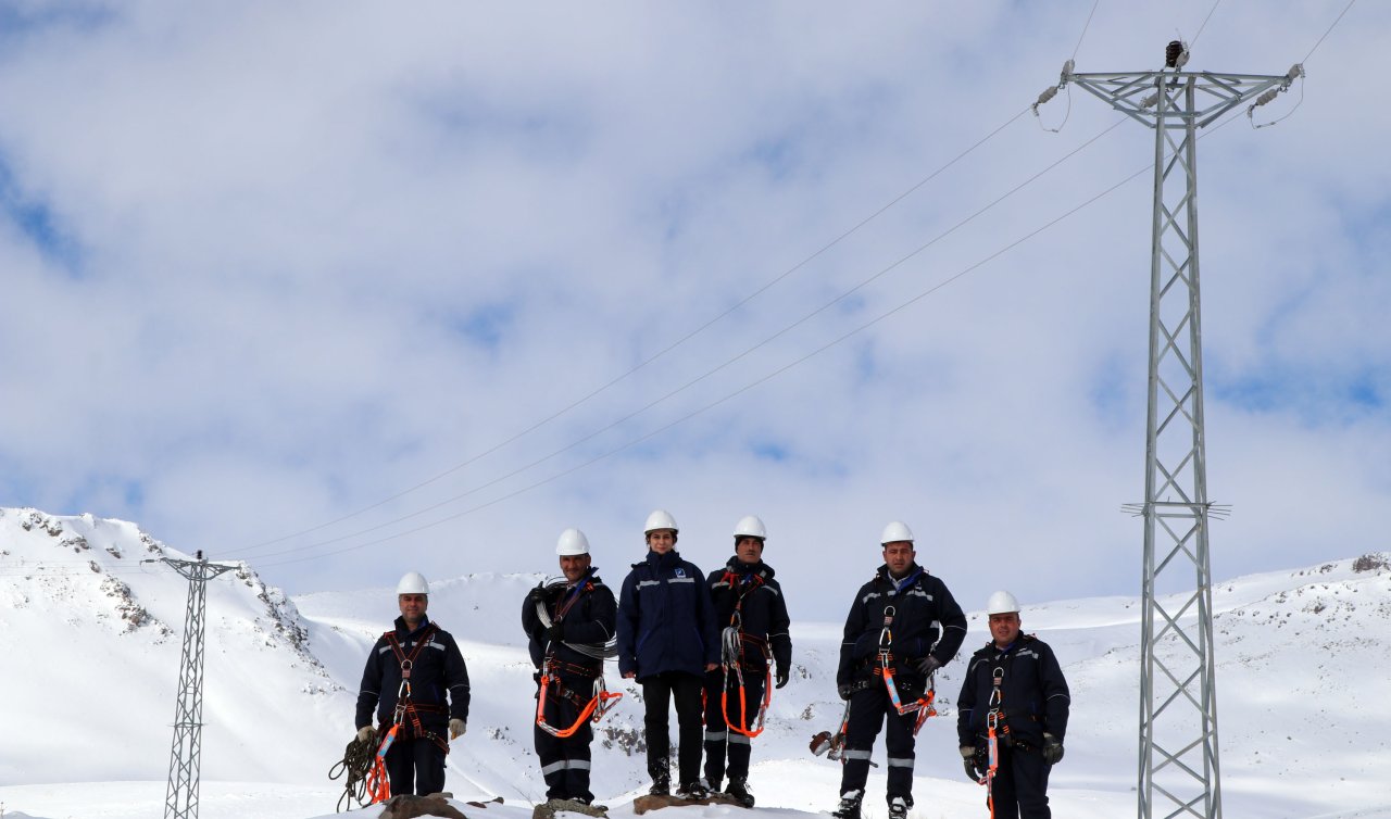  Ekibiyle karlı dağları aşıp 10 mahalleyi elektriğe kavuşturdu