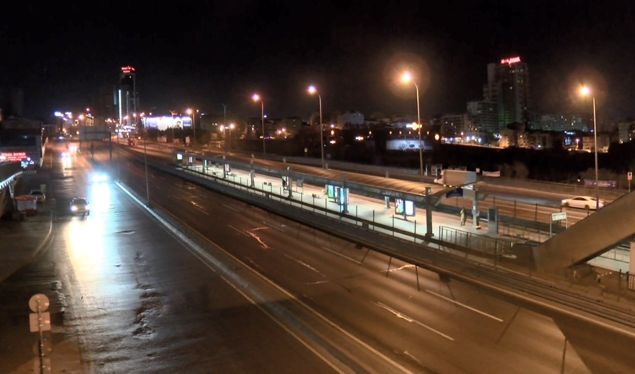  Arızalanan metrobüsü kontrol eden şoför başka metrobüsün çarpmasıyla öldü