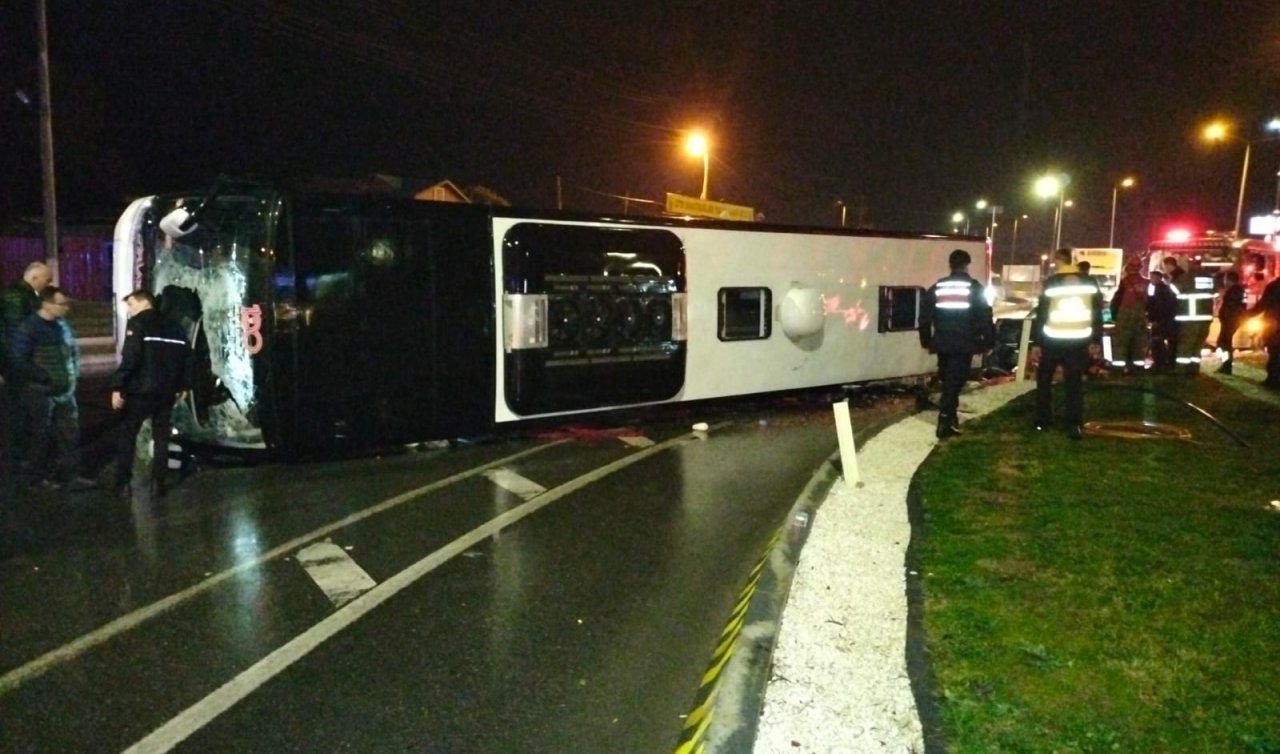  Yolcu otobüsü devrildi: 1 kişi öldü 20 kişi yaralandı