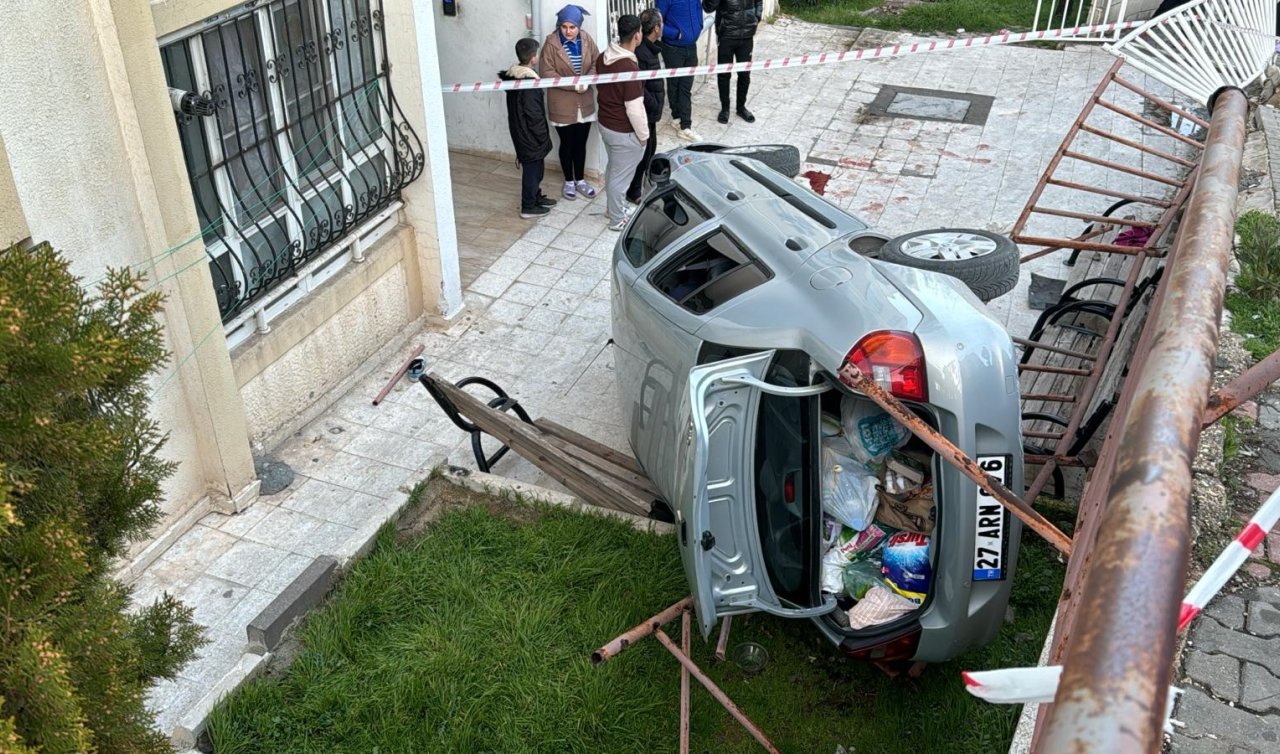  Çarptığı çocuğun ağır yaralanmasına neden olan otomobil, apartmanın bahçesine düştü