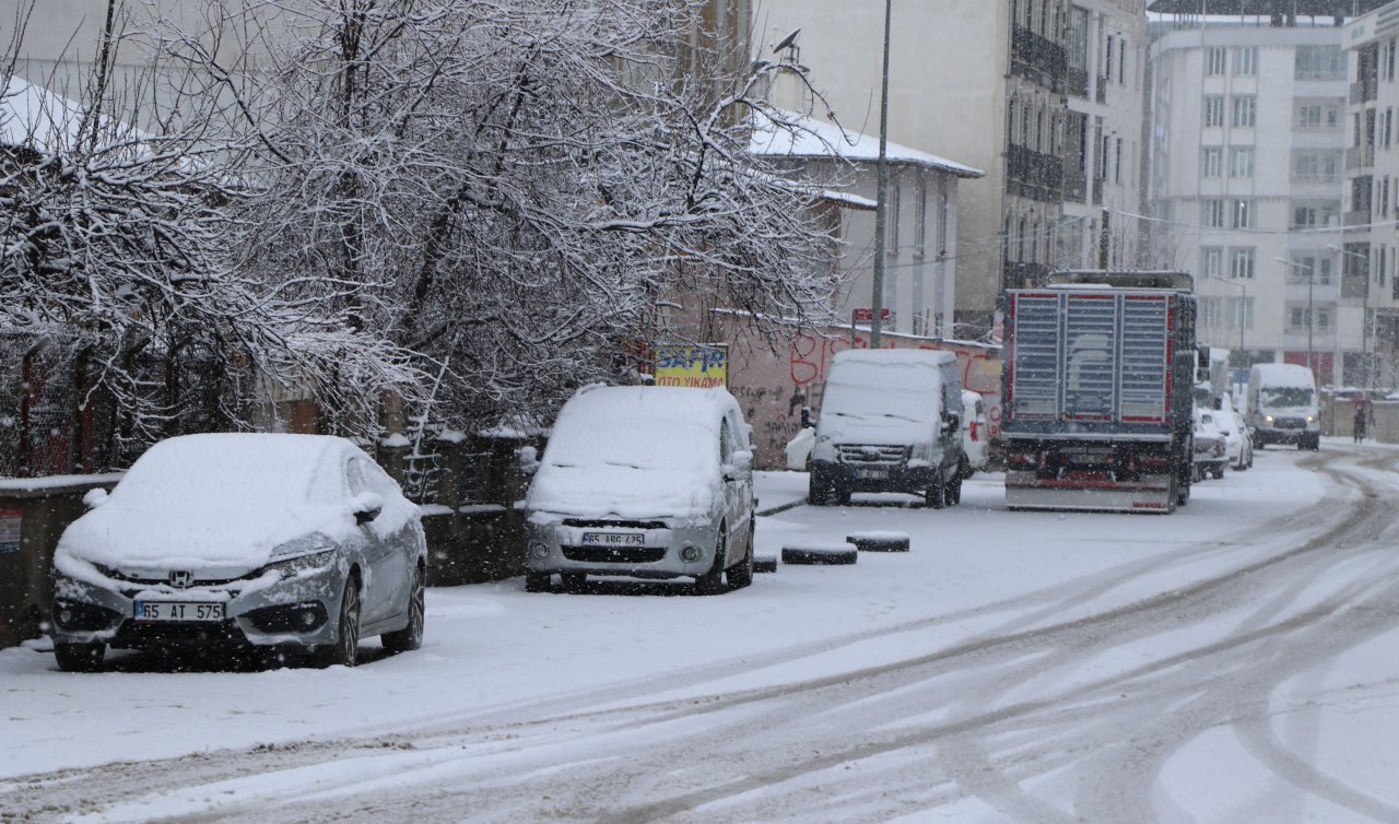  152 yerleşim yerinin yolu kapandı! Kar kalınlığı 35 santimetreye ulaştı