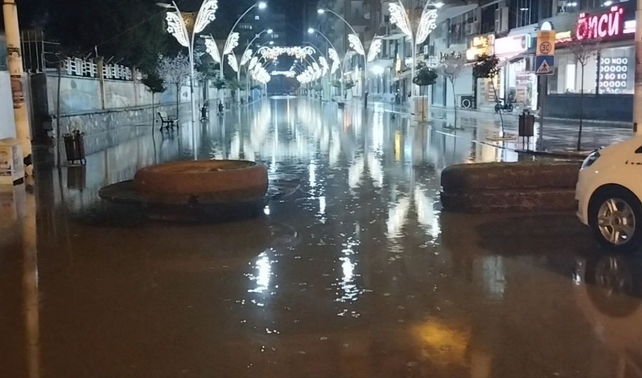  Sağanak etkili oldu: Cadde ve sokakları suyla doldu