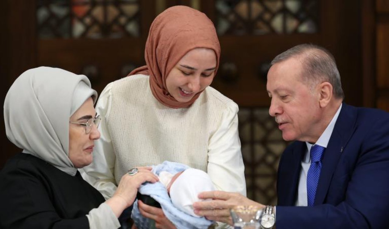  Emine Erdoğan Ramazan ayının ilk iftarını şehit aileleriyle birlikte yaptı