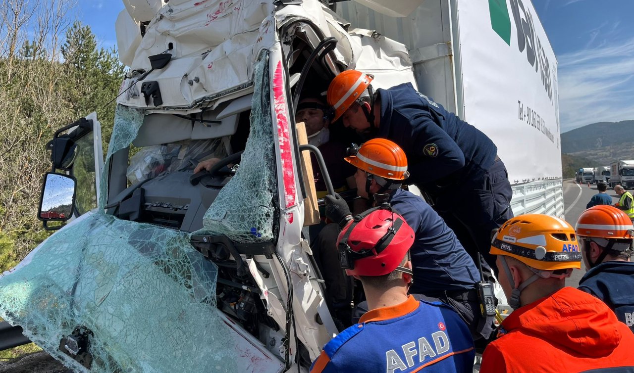  Kamyon emniyet şeridindeki TIR’a çarptı; araçta sıkışan şoförü ekipler kurtardı