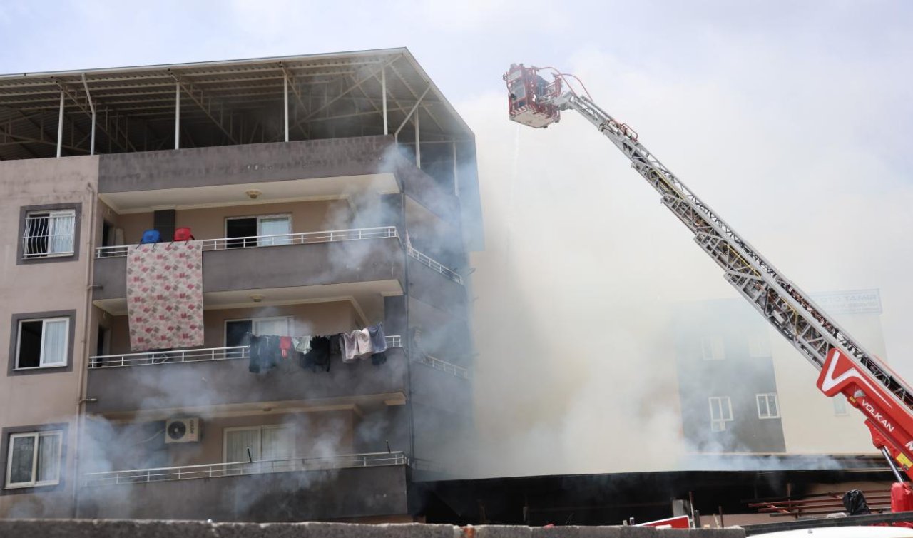  Depoda çıkan yangın eve sıçradı: Mahsur kalan 4 kişi kurtarıldı