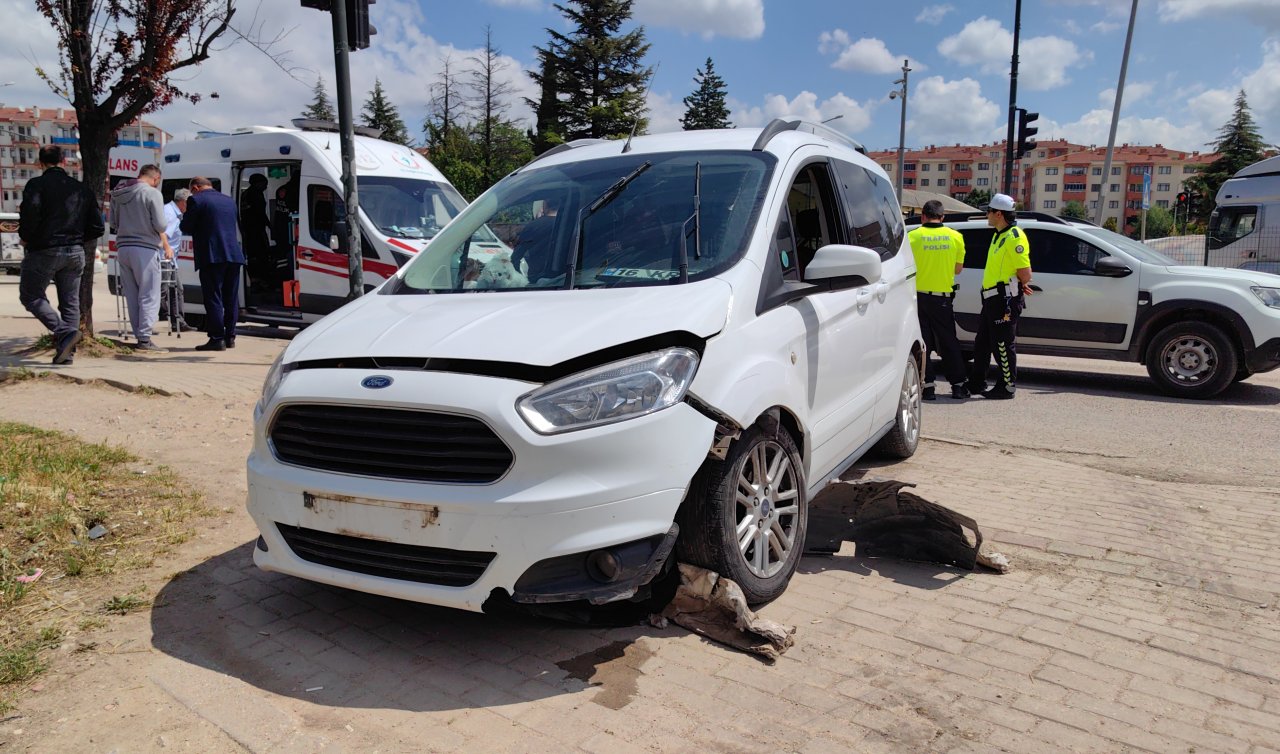  Hafif ticari araç refüje çarptı: 2 yaralı