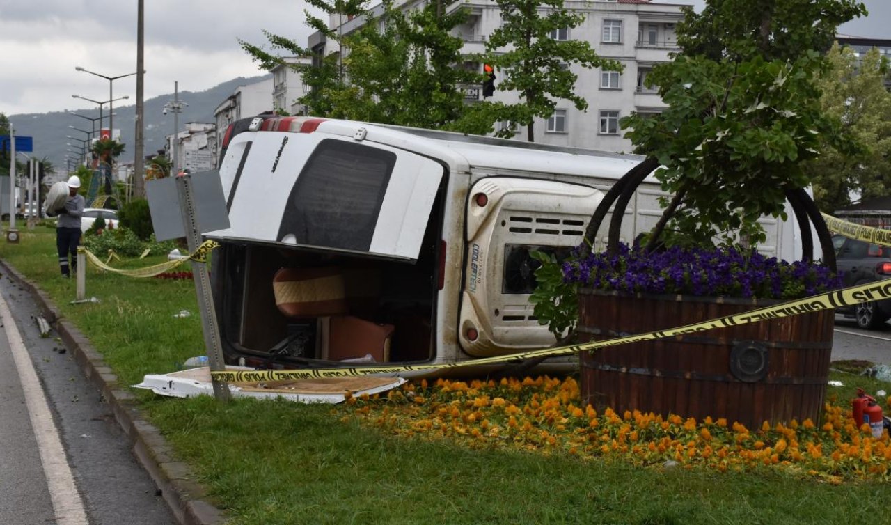  Minibüs devrildi:1 kişi hayatını kaybetti 4 kişi yaralandı